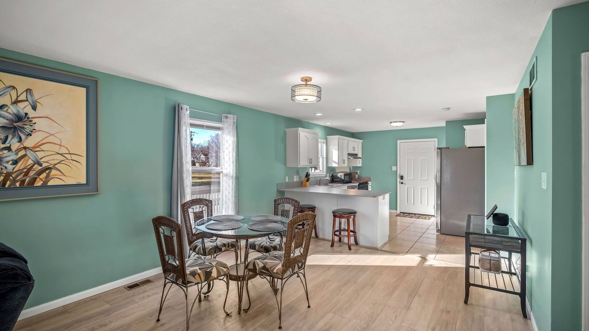 Topeka House | Kings Cottage 4 bed/3 full bath central Topeka