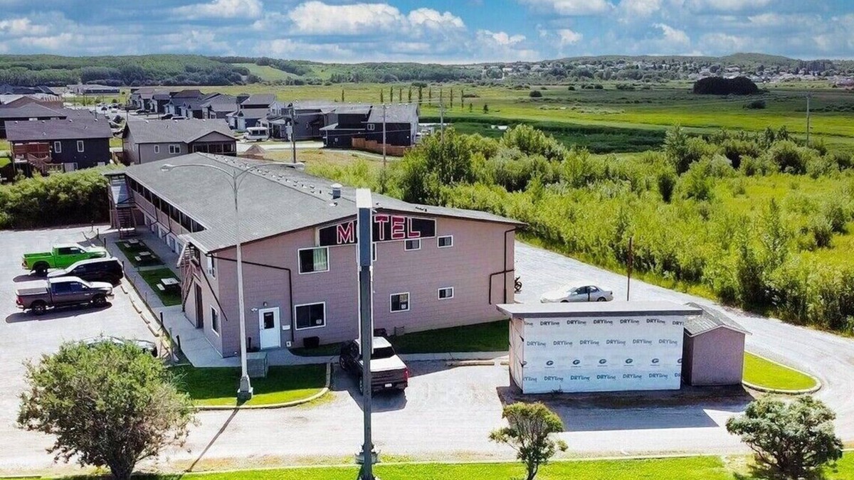 Cold Lake Hotel | Kings Court Motel