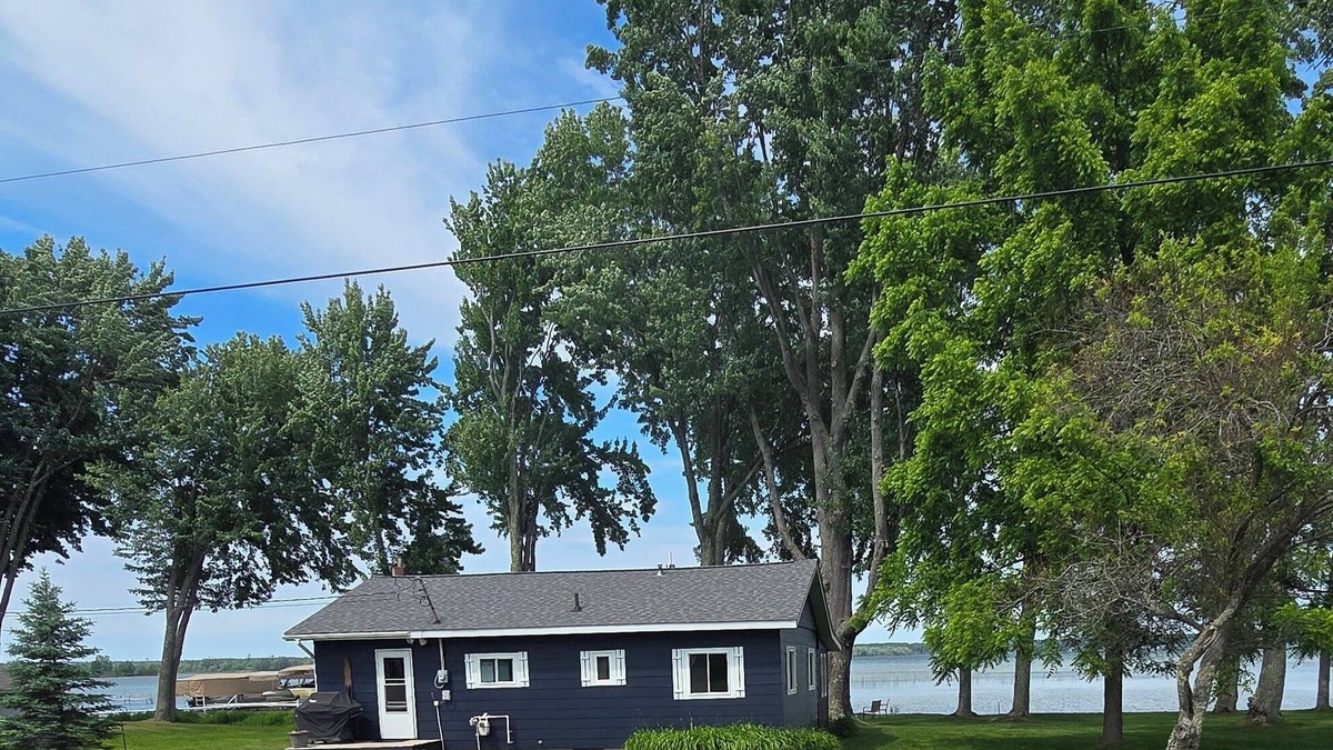 Burt Lake Cottage | Kings Point Cottage on Burt Lake's Poverty Bay