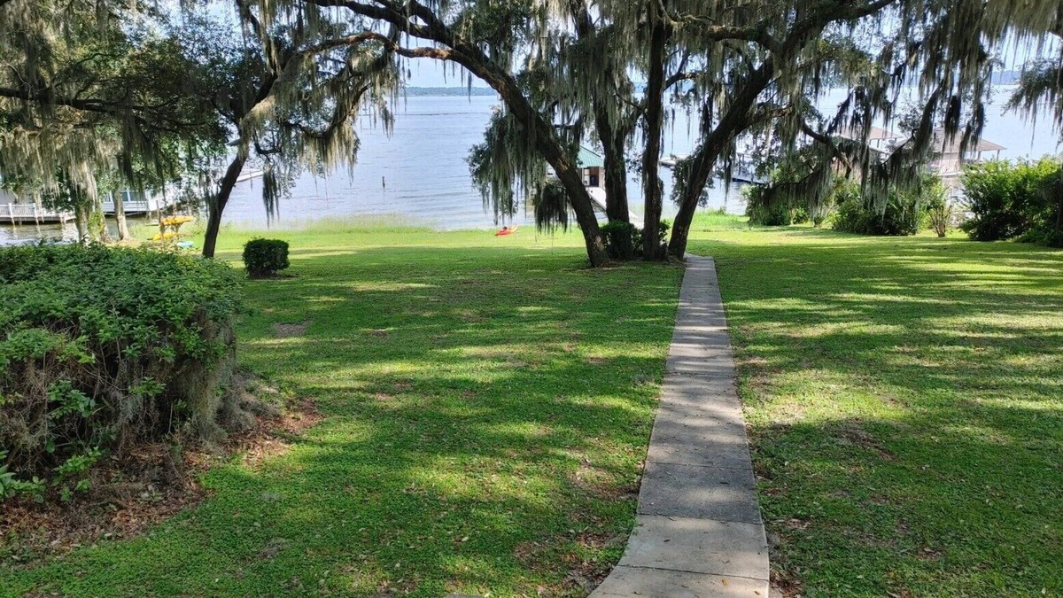 Starke House | Kingsley Lake Home w wide lawn, dock, central air, 4 kayaks. Near Camp Blanding