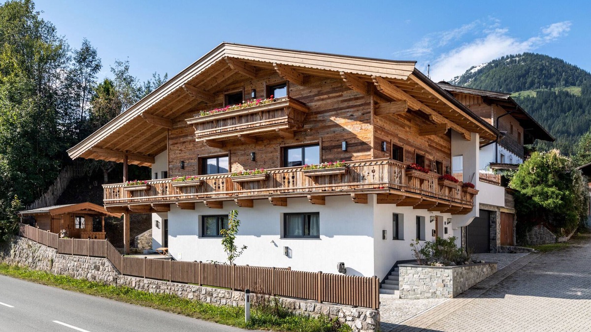 Kitzbuehel Ski Chalet | Kinkara Lodge - 3 Bedroom House in the heart of Kirchberg