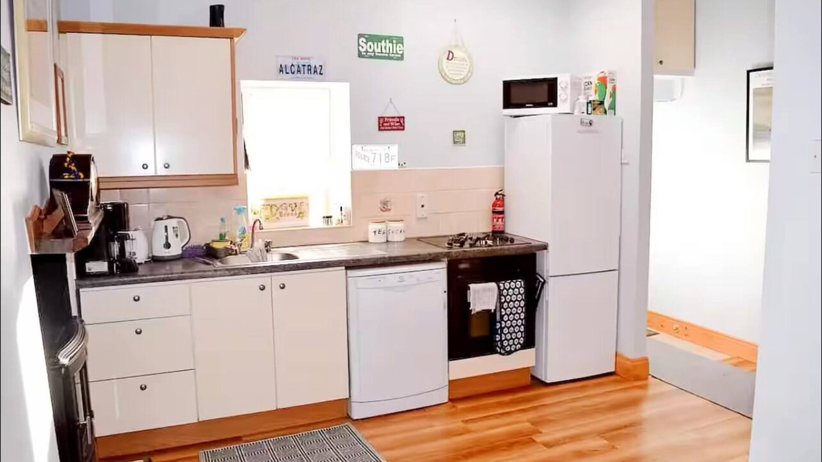 Kinvara Cottage | Kinvara Cottage - Walking distance to the harbor, castle, pubs and shops.