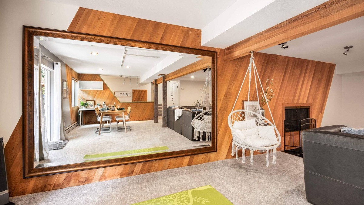 Inglewood-Finn Hill House | Kirkland Oasis: Chic Basement Retreat with Hot Tub