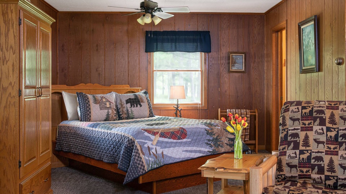 Triumph Cabin | Kishauwau Cabins Dog Friendly [Commanche Cabin] near Starved Rock State Park