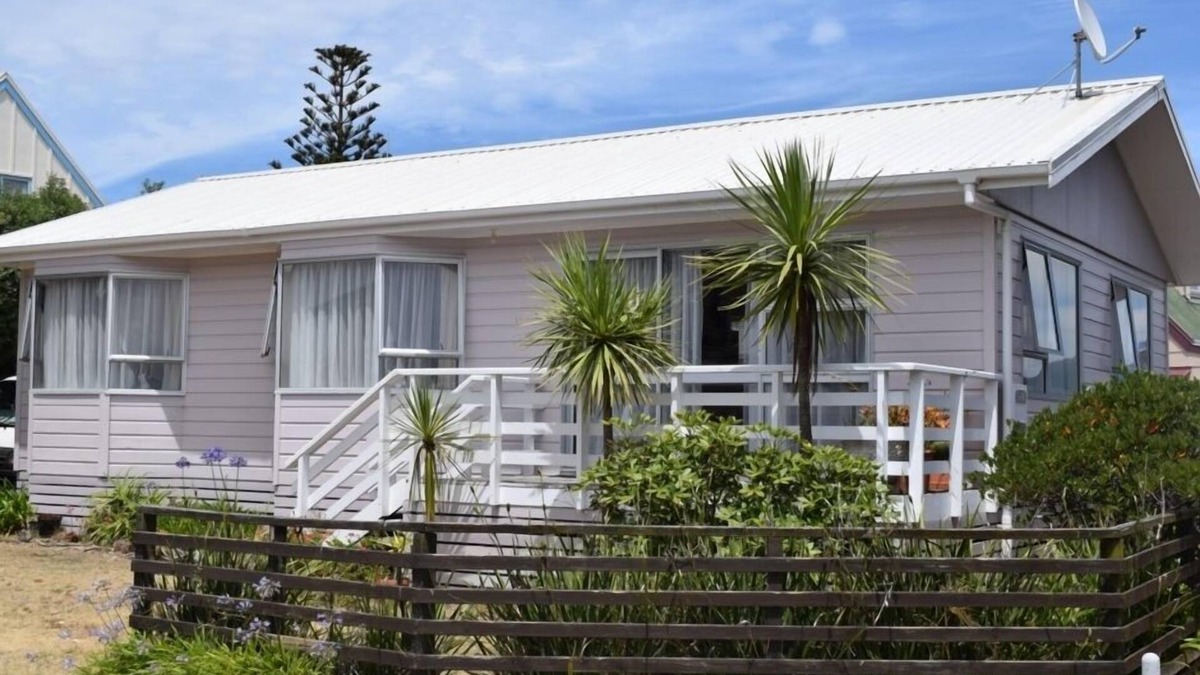 Bowentown House | Kiwi getaway family bach @ Waihi Beach - relax and unwind