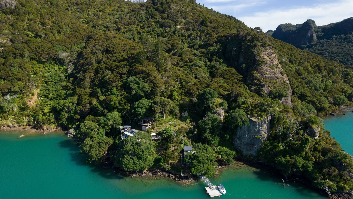 Totara North House | 'KIWI LODGE' - a beautiful, secluded rustic cabin