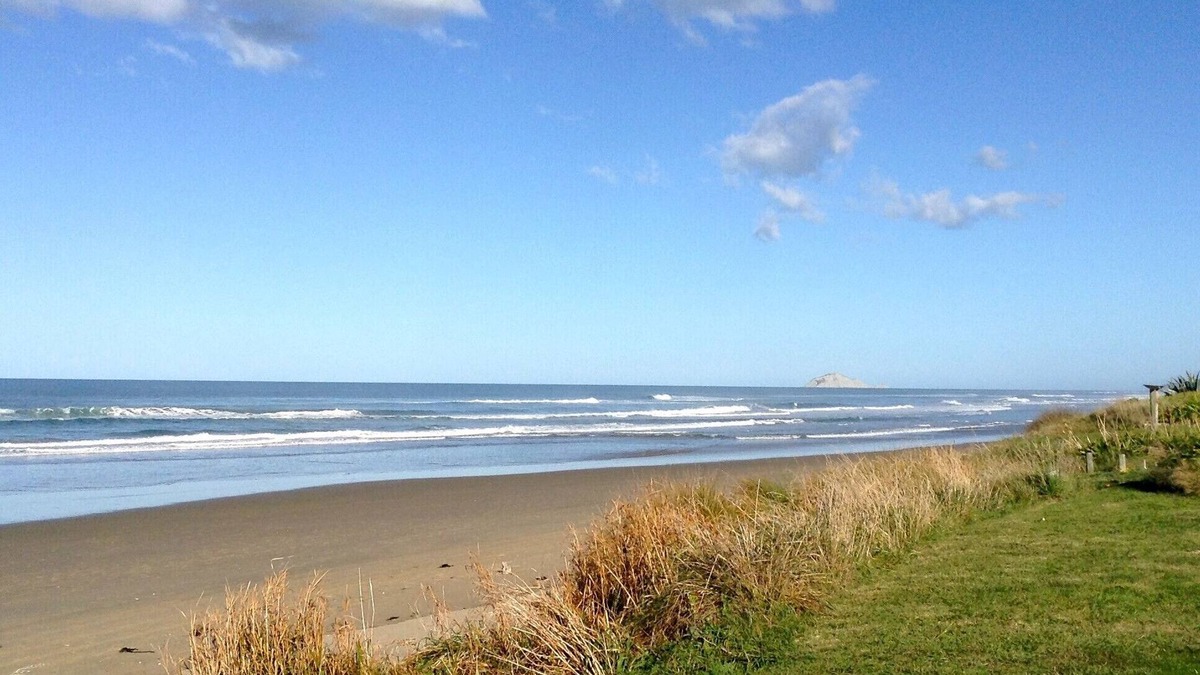 Ocean Beach Cottage | Kiwiana Bach - Ocean Beach Bach