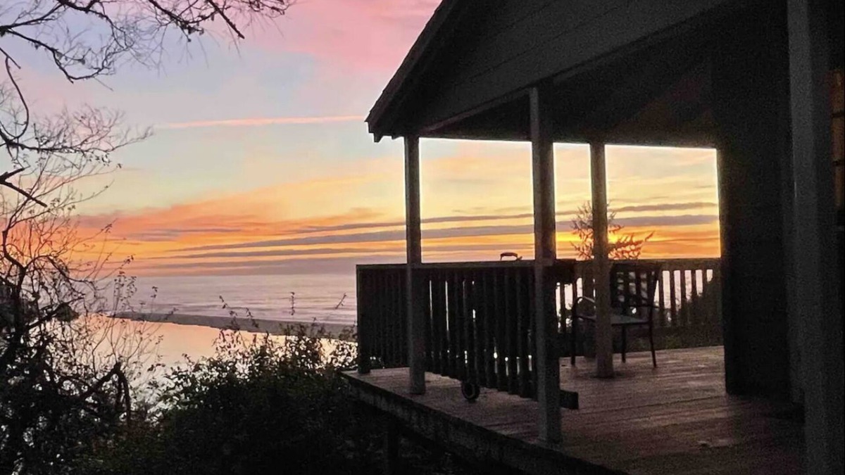 Klamath Cabin | Klamath Overlook House. 3 bedroom 2 bath with amazing views