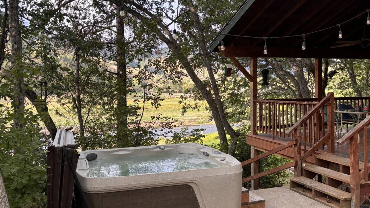 Montague Cabin | Klamath Riverside Dream