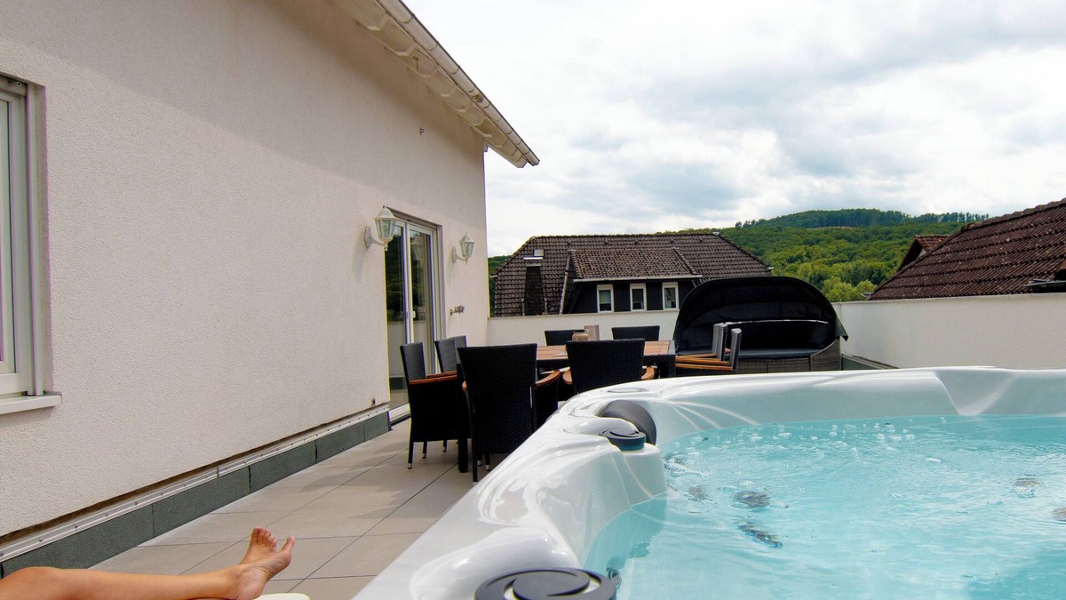 Niedershausen Apartment | Kleeoase: Luxury apartment | jacuzzi | roof terrace | cooking island