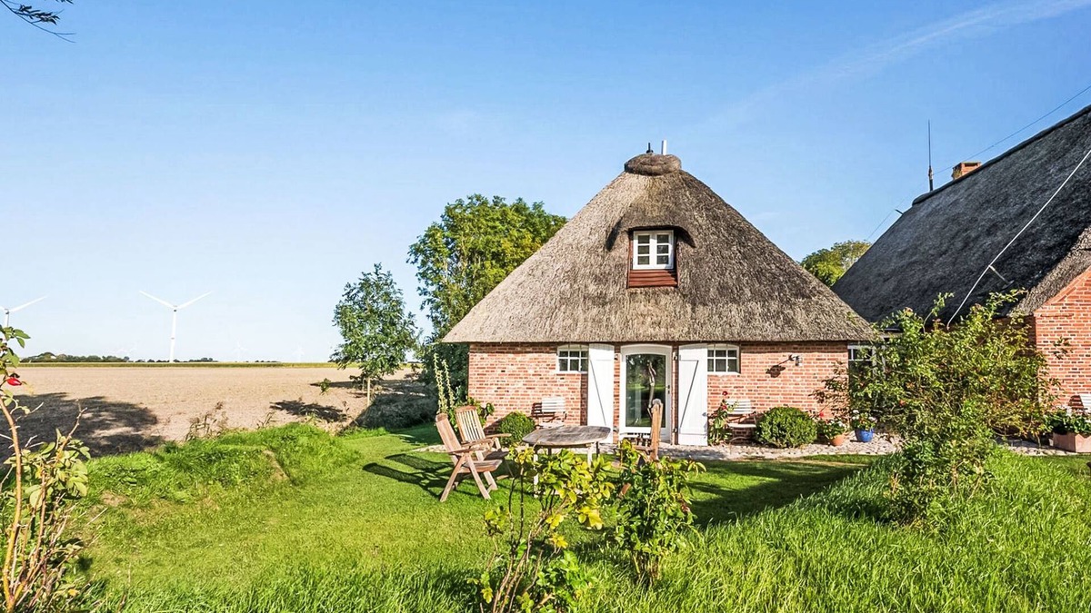 Simonsberg House | Kleine Reetdachkate by Interhome