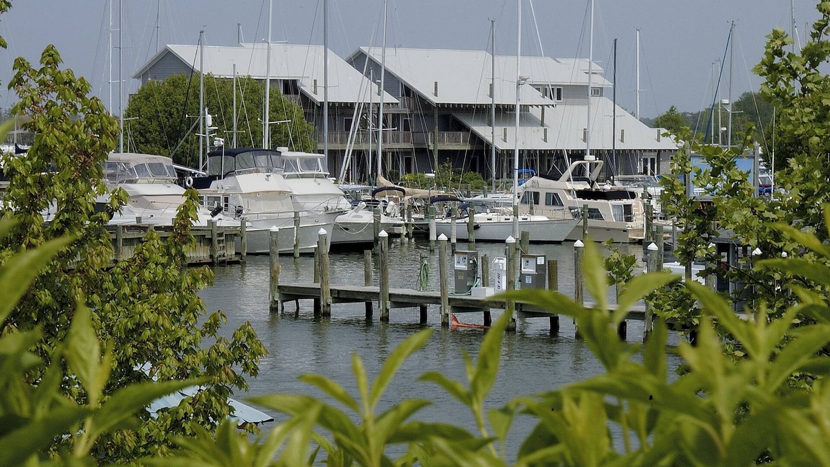 Tilghman Hotel | Knapps Narrows Marina & Inn