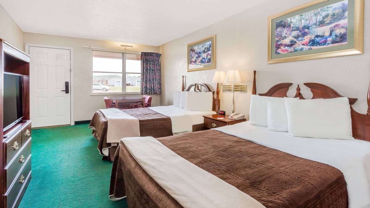 Peru Hotel | Knights Inn Peru