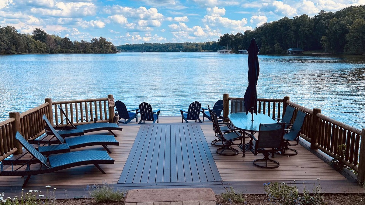 Livingston House | Knot Loggin’ Inn - Rustic charm with modern comfort & endless lakefront views
