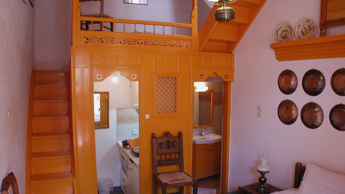 Skiros Apartment | Kochylia trad. Home 1 (orange) in a quiet central location