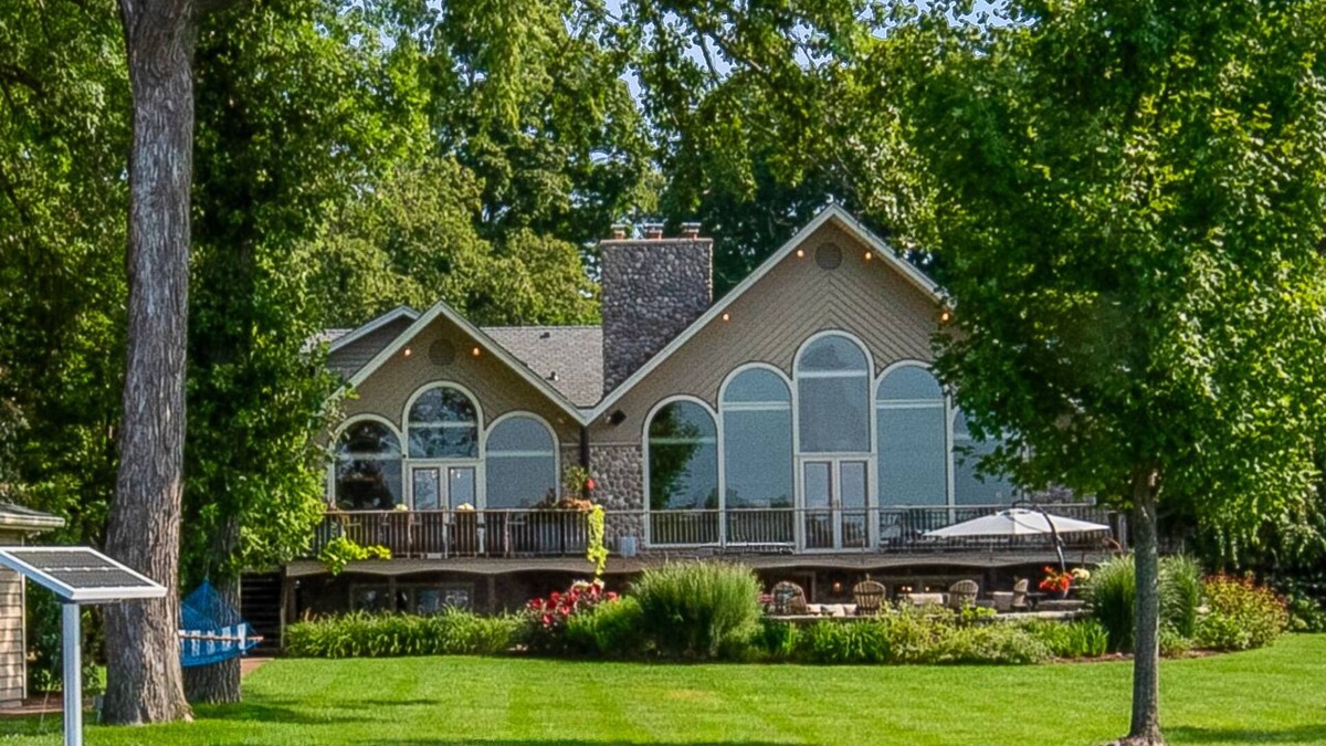 Oconomowoc House | Kohl Manor Luxury Lake 8-br exclusive retreat Pool, Cinema, Arcade on LacLaBelle