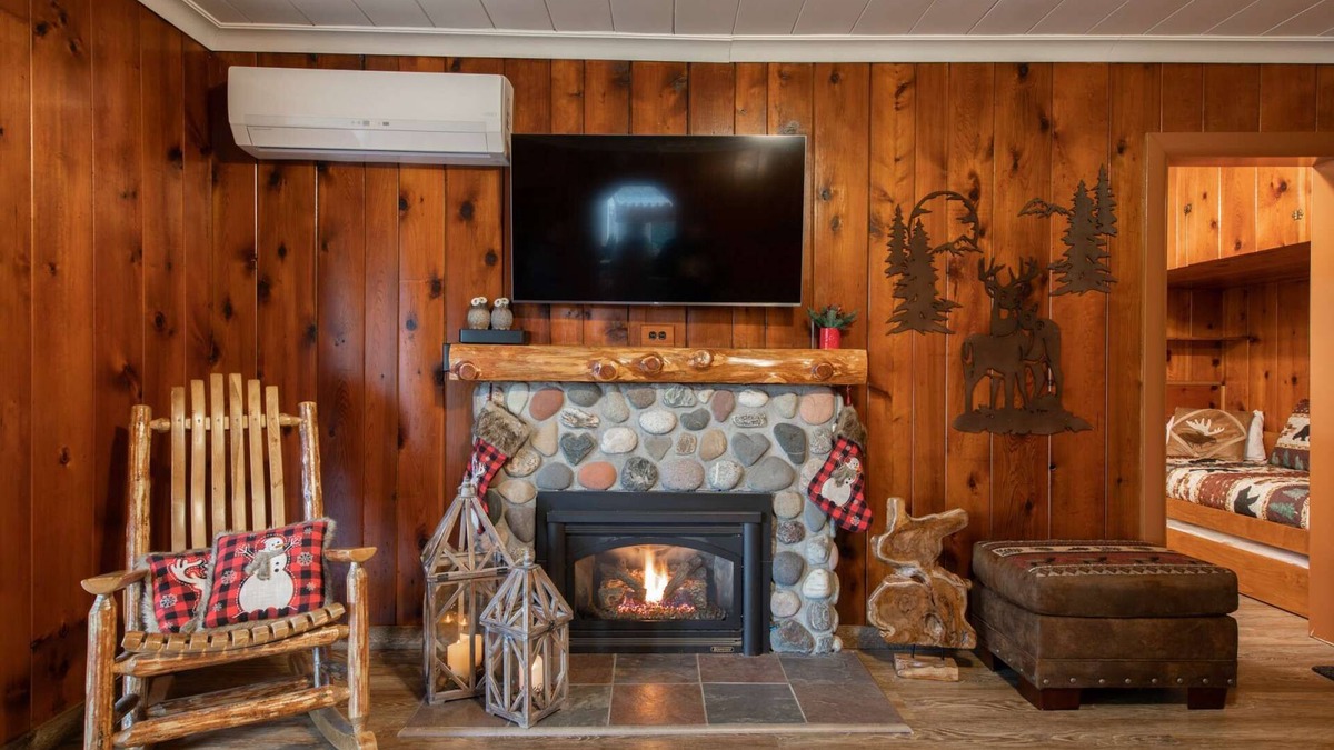 Maple Valley Cabin | Koi Story Cabin - Lakefront, near Bike Trail