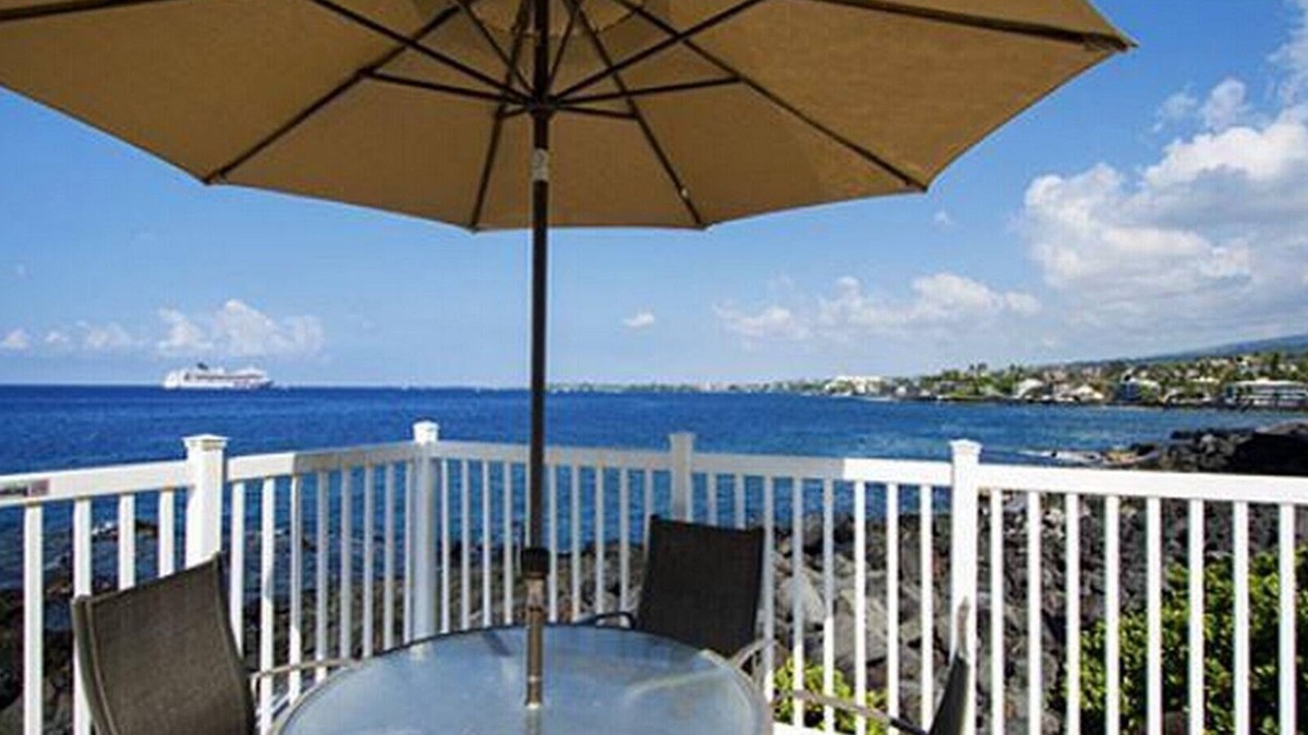 Historic Kailua Village Condo | Kona Shores#130