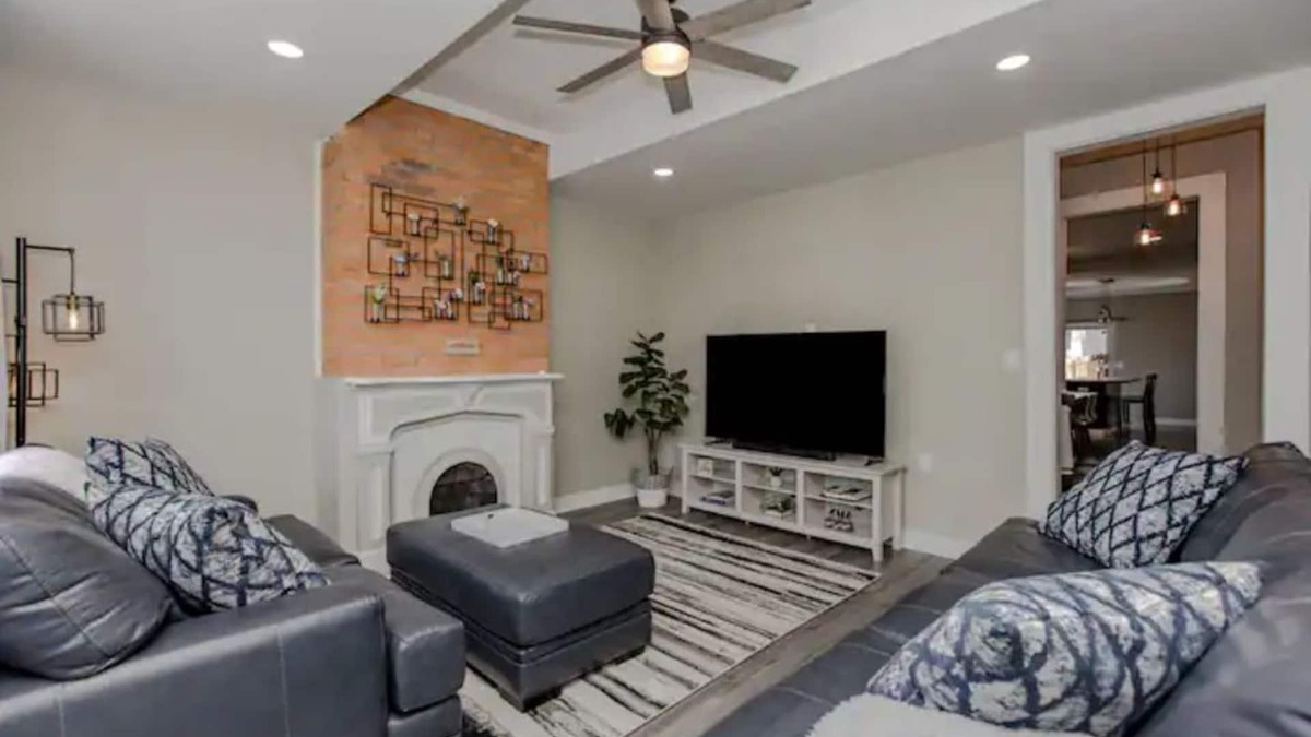 Latonia House | Kozy Korners: Homey, Walkable, 1 mile to DT Cincy!