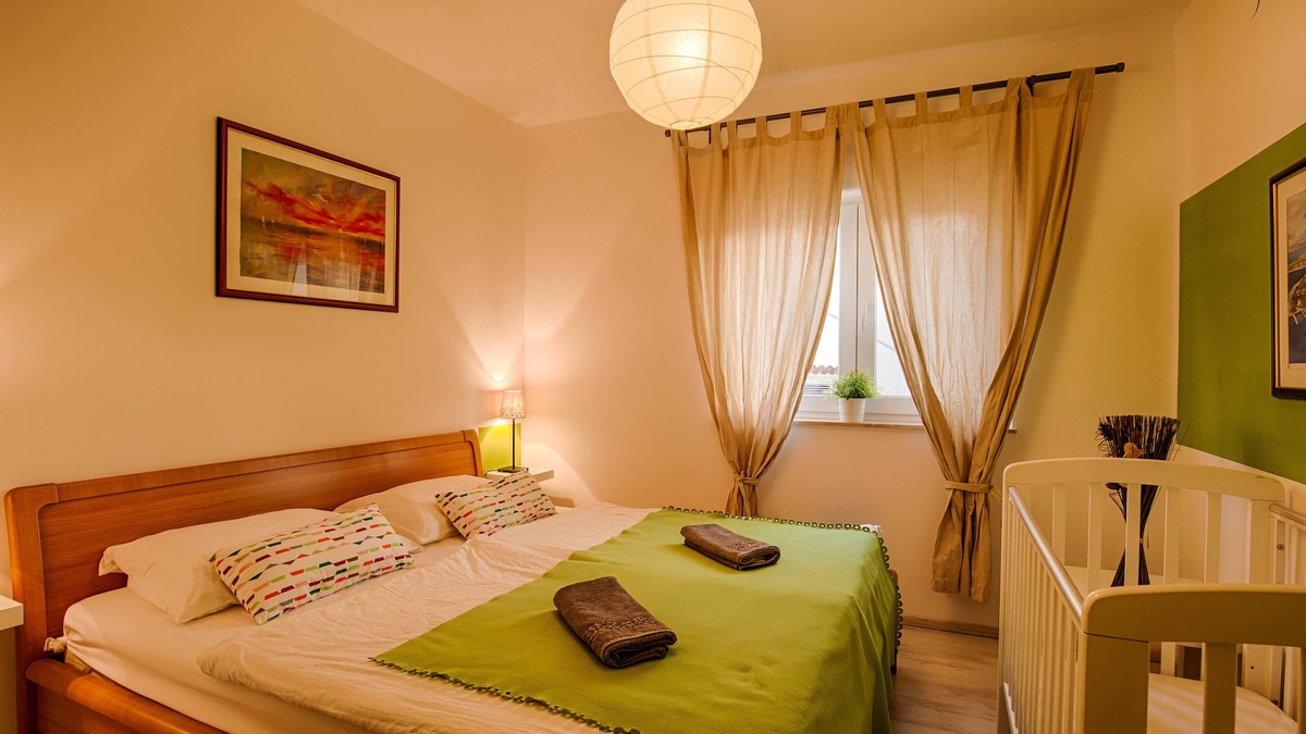 Krk Apartment | KRK CITY ! 250m PROMENADE !Vilaveja family house !small pool, jacuzzi