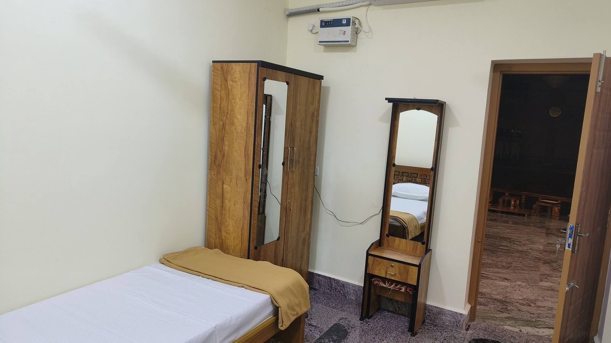 Tiruvannamalai Cabin | Ks rooms near by temple and giripradashan road car parking available