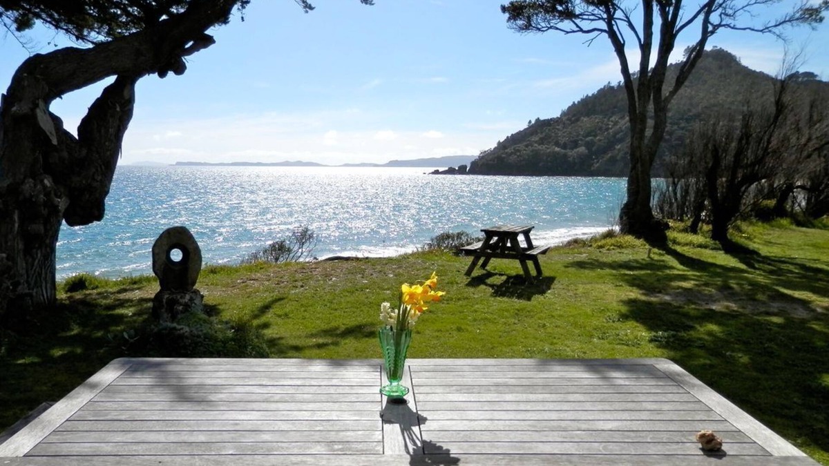 Kuaotunu House | Kuaotunu Beachfront - prime location for a great holiday!