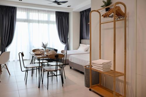 Kuching Apartment | KuchingCity - Snuggle - Sunset City View w Balcony