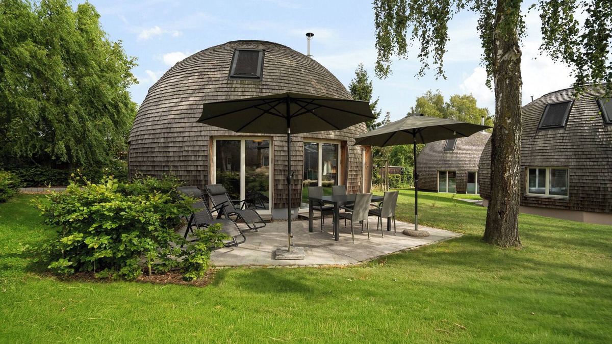 Muritz House | Kugelhaus KIA - sauna, fireplace, 2 bedrooms & terrace on Lake Tollensesee