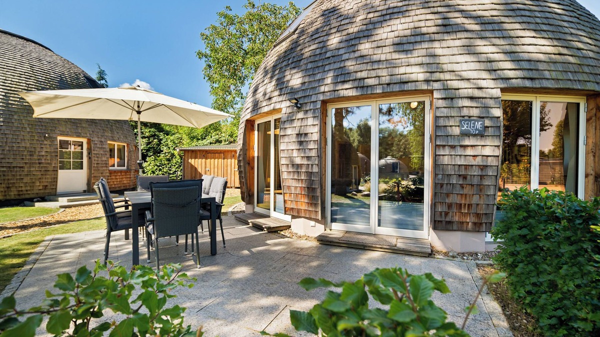 Muritz House | Kugelhaus Selene - Round design, open fire & terrace on Lake Tollensesee