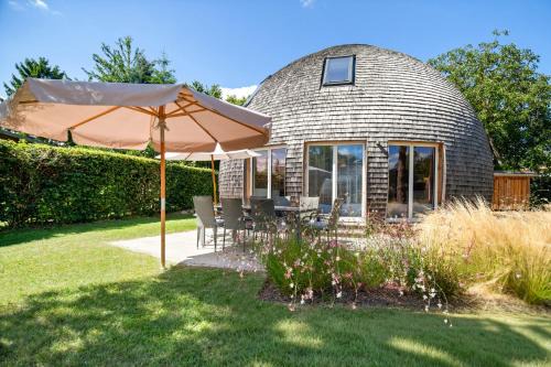 Muritz House | Kugelhaus Solveig - Zeitloses Holzhaus in Kugelform für stille Momente in der Natur