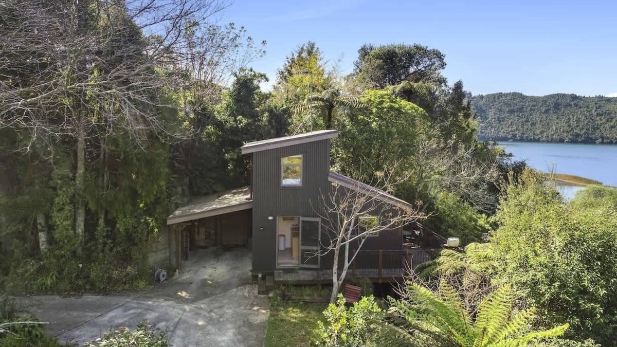 Lake Okareka Apartment | Kundaniwas | Lake Okareka Tiny House + Lake Views