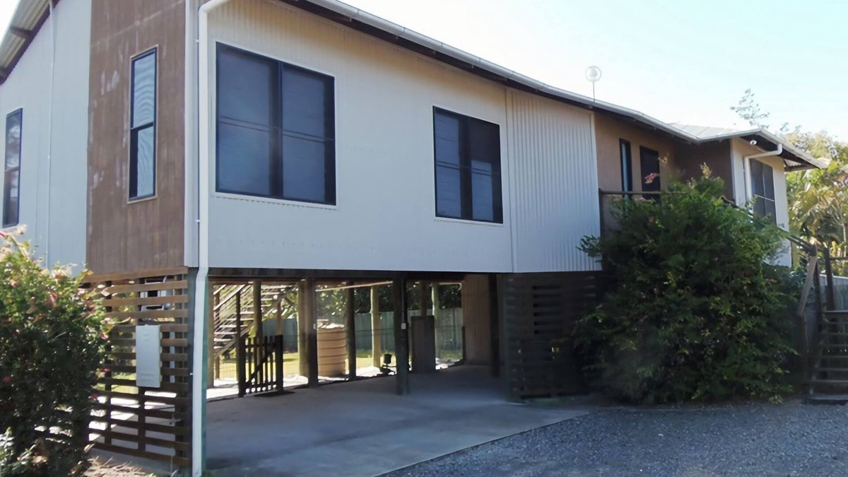 Rainbow Beach House | Kurrawah - Rainbow Beach. Modern Coastal Decor. Walk to beach and main street
