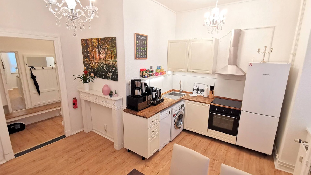 Charlottenburg Apartment | KVH - Apt. "Schloss Charlottenburg" with EXTRAS - box spring bed & office desk etc.