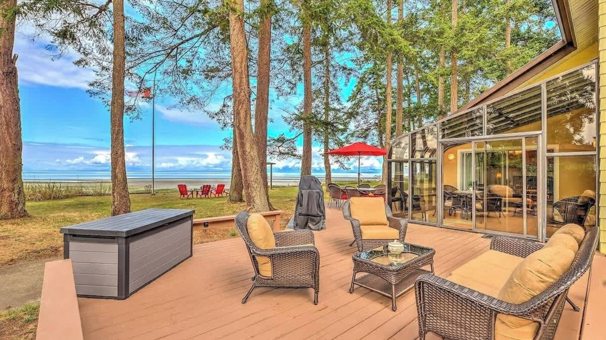 Comox House | Kye Bay Beach House Oceanfront Retreat