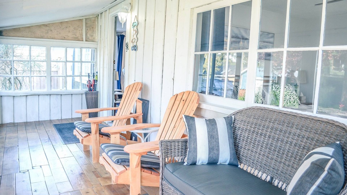 Comox House | Kye Bay Pet Friendly Steps to Beach - Encl. Porch