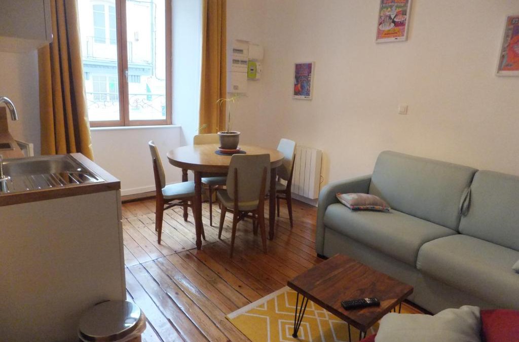 Dieppe Apartment | L'établissement TOIMOINOU, Hyper-centre, vue marché, proche mer 150m, lits faits à votre arrivée, serviettes de toilette, ménage, inclu, Netflix, accueil en personne