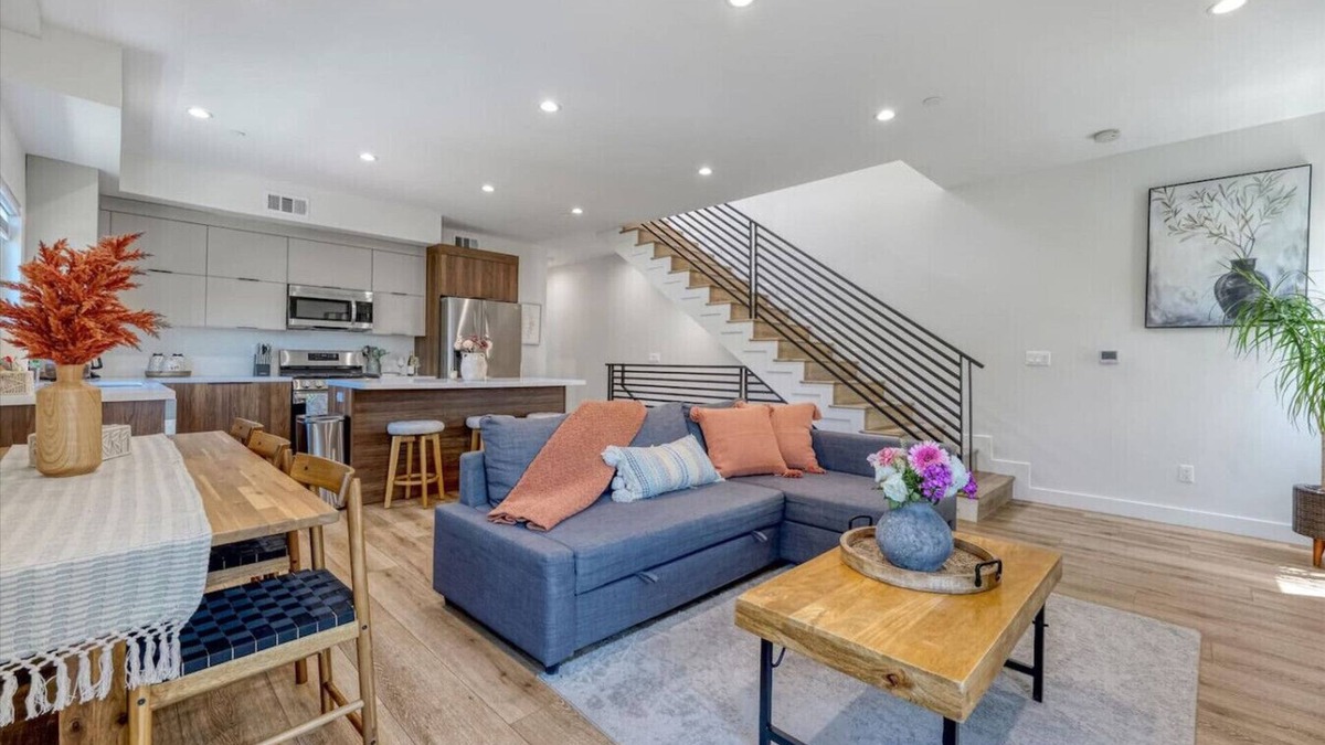 Sherman Oaks Apartment | L.A Haven Spacious Townhome