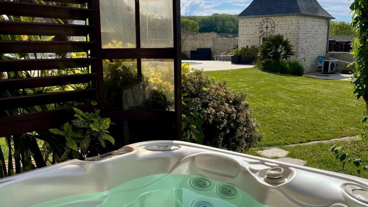 Saint-Come-de-Fresne Apartment | L'Agapanthe, with pool access and jacuzzi