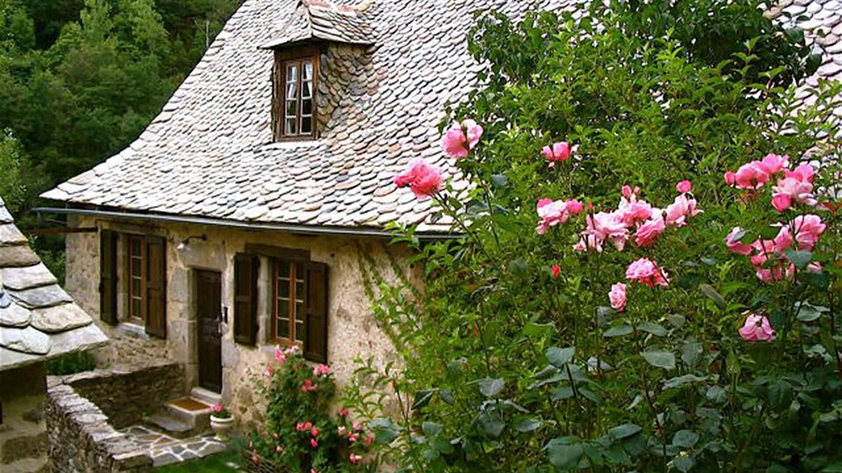 Entraygues-sur-Truyere House | L' ancienne école : Charming gite in the heart of the Lot Valley.