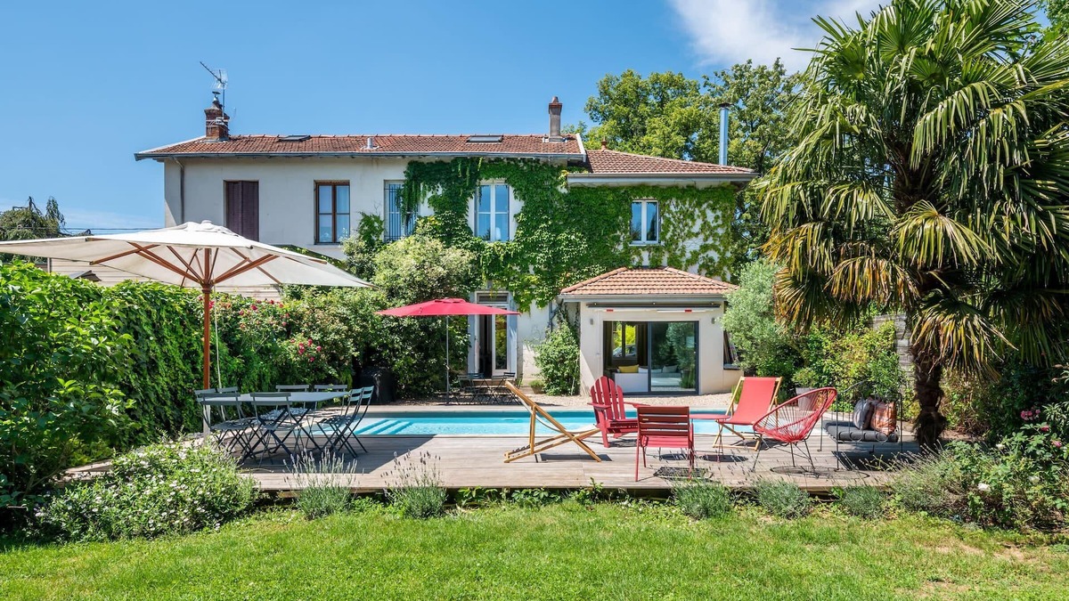 Tassin-la-Demi-Lune Villa | L'anglaise, stylish townhouse with pool and garden