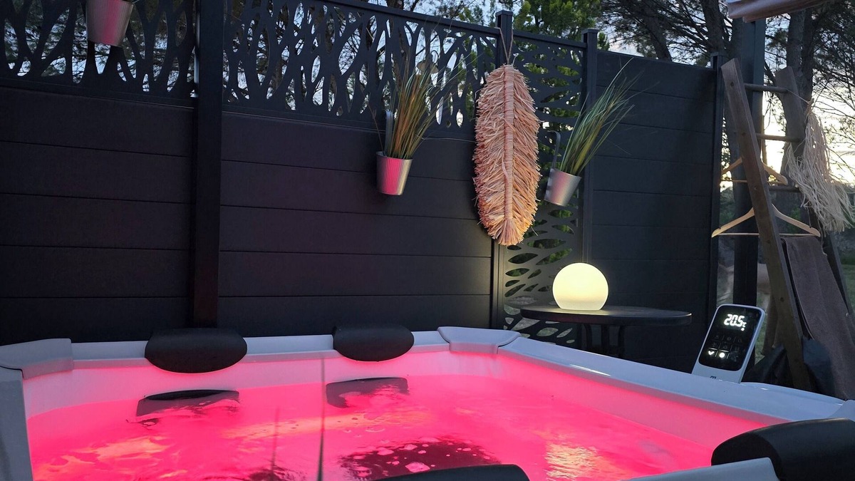 Fontes Apartment | L'atelier des rêves, independent studio with private outdoor spa!