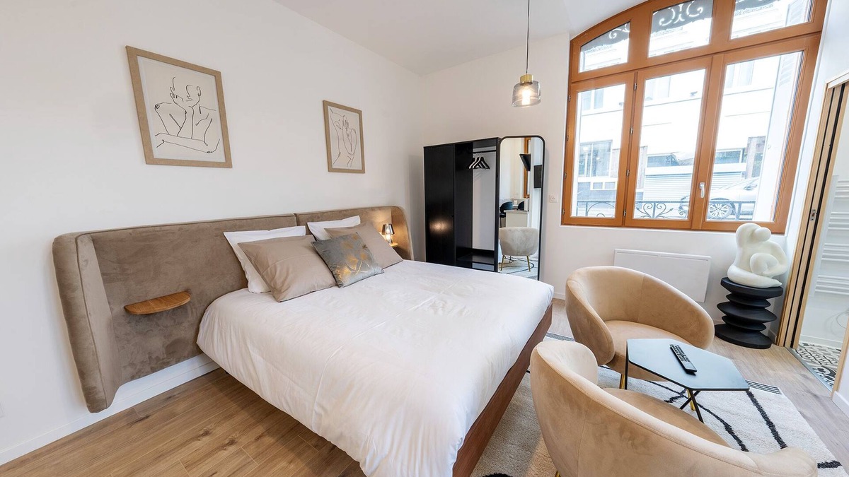 Saint-Quentin Apartment | L'Avant Gardiste downtown, warm and bright