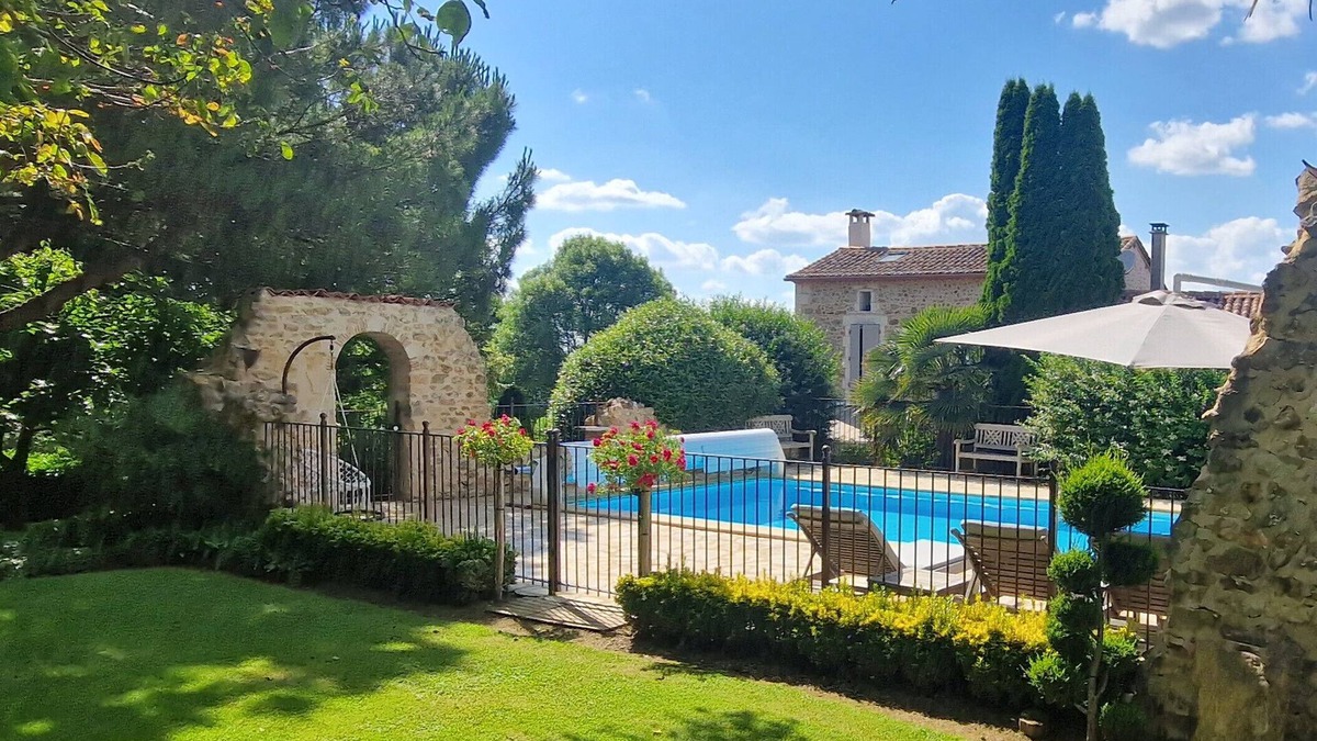 Yvrac-et-Malleyrand Apartment | L'Écrin de la Rose – Peaceful retreat with pool, nature, and pet-friendly accommodations.