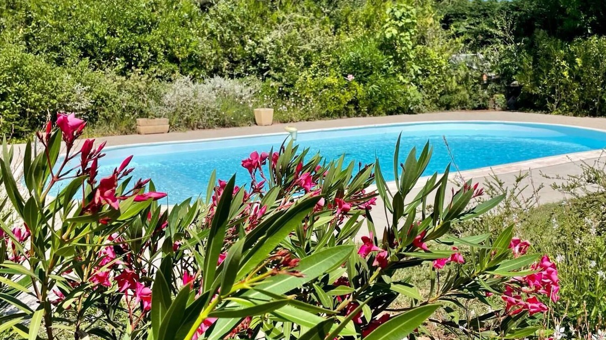 Les Pennes-Mirabeau Apartment | L'escale Verte Comfortable apartment with swimming pool