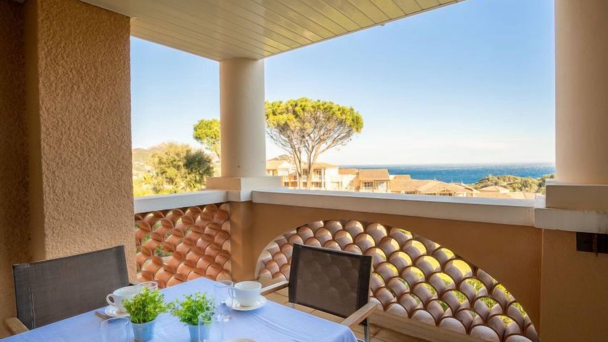 Le Dramont Apartment | L'Esquinade (G4 125) by Interhome