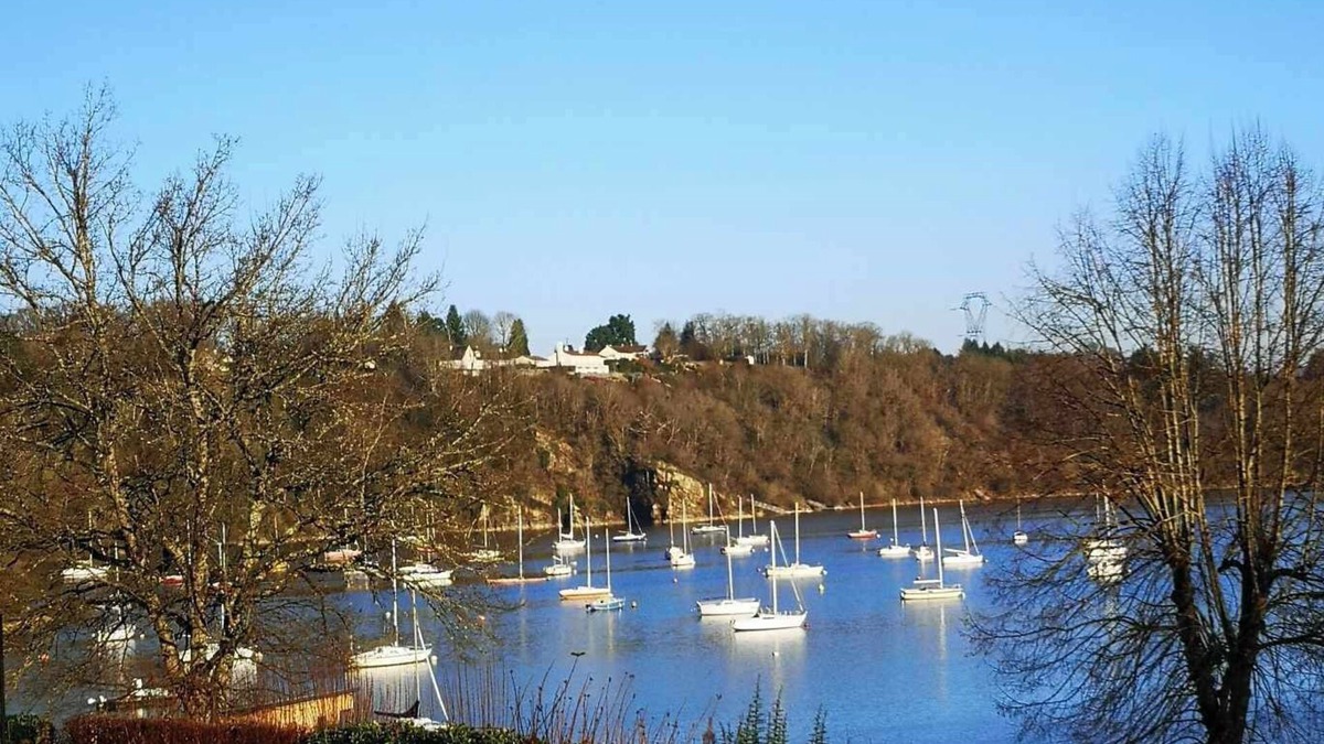 Eguzon-Chantome House | L'EssenCiel du Lac: quiet, elegant home