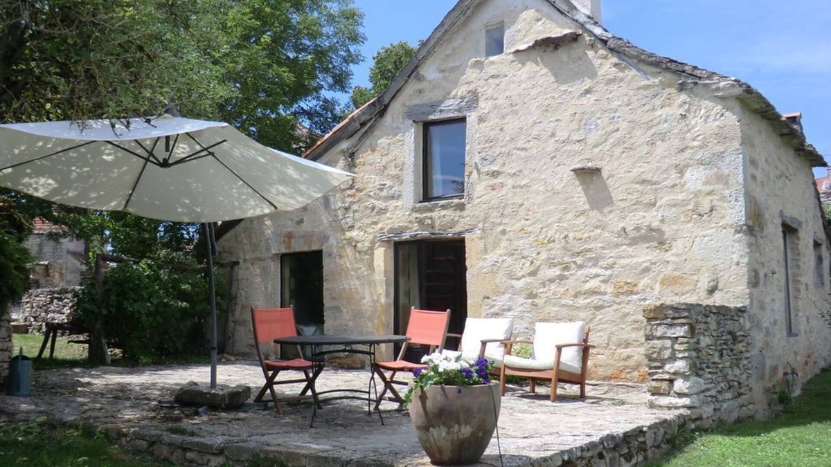 Puyjourdes Cottage | L'Etable - Cottage that overlooks miles of woodland