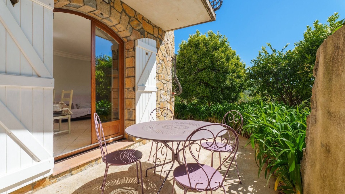 Le Bar-sur-Loup Apartment | L'Eugénie - appt climatisé vue montagne