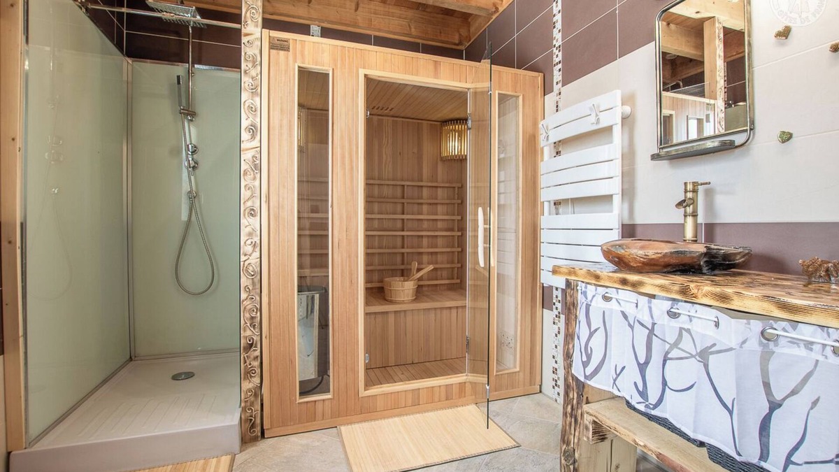 Le Noyer House | L'INSTANT PRESENT - THE WALNUT TREE
