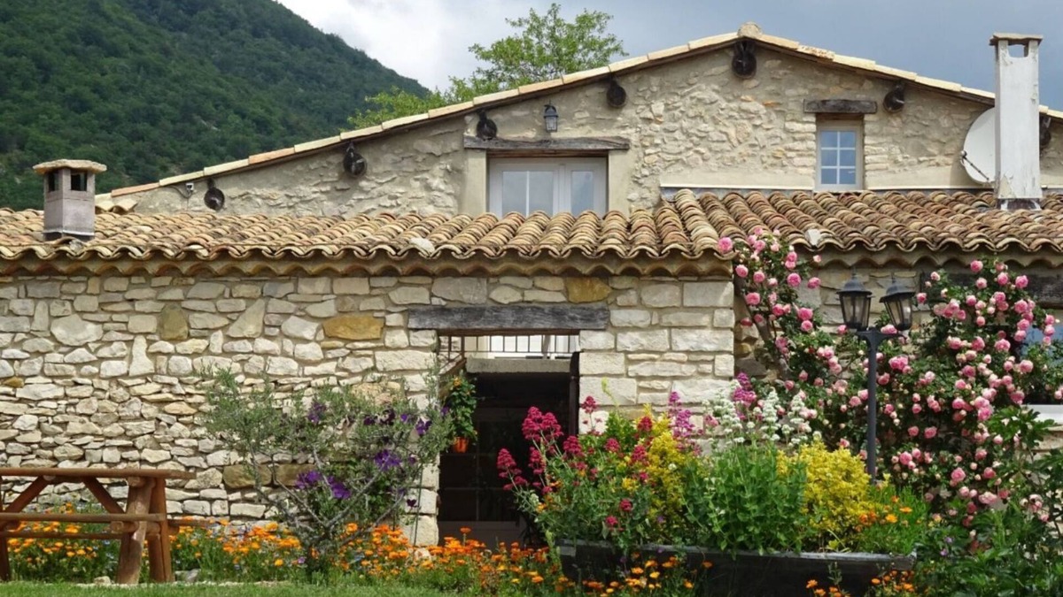 La Rochegiron Cottage | L'Olivier, charming gîte with swimming pool in Provence near Banon